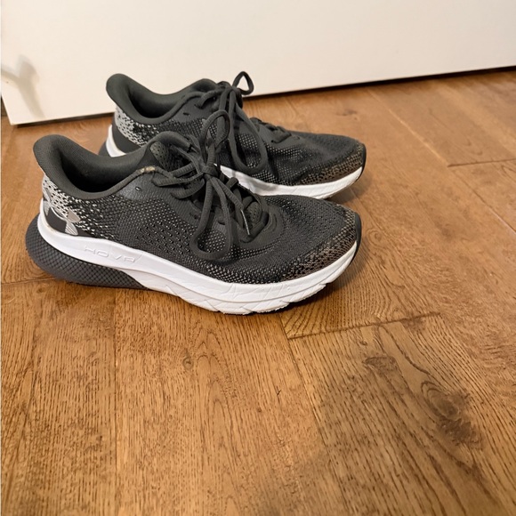 Boys under armour sneakers hovr turbulence shoes size 5.5 dark gray VGUC - Picture 1 of 8